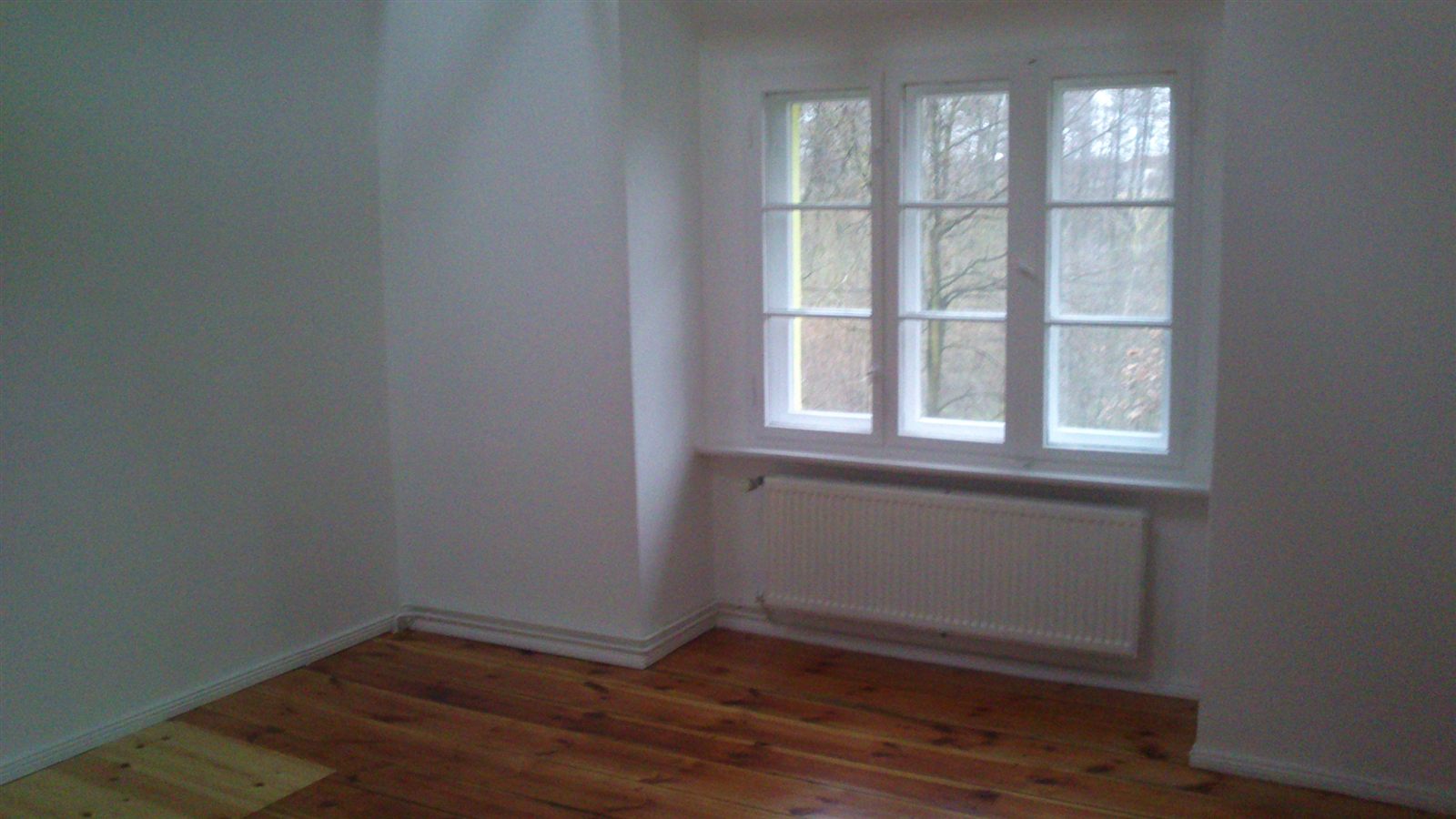 Helles Zimmer mit Dielenboden