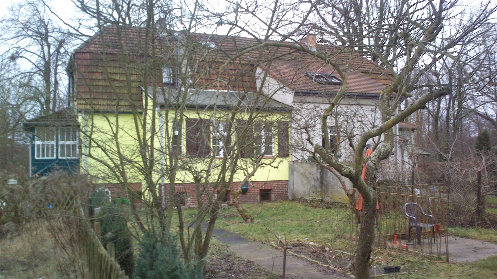 Blick über den Garten auf das Haus