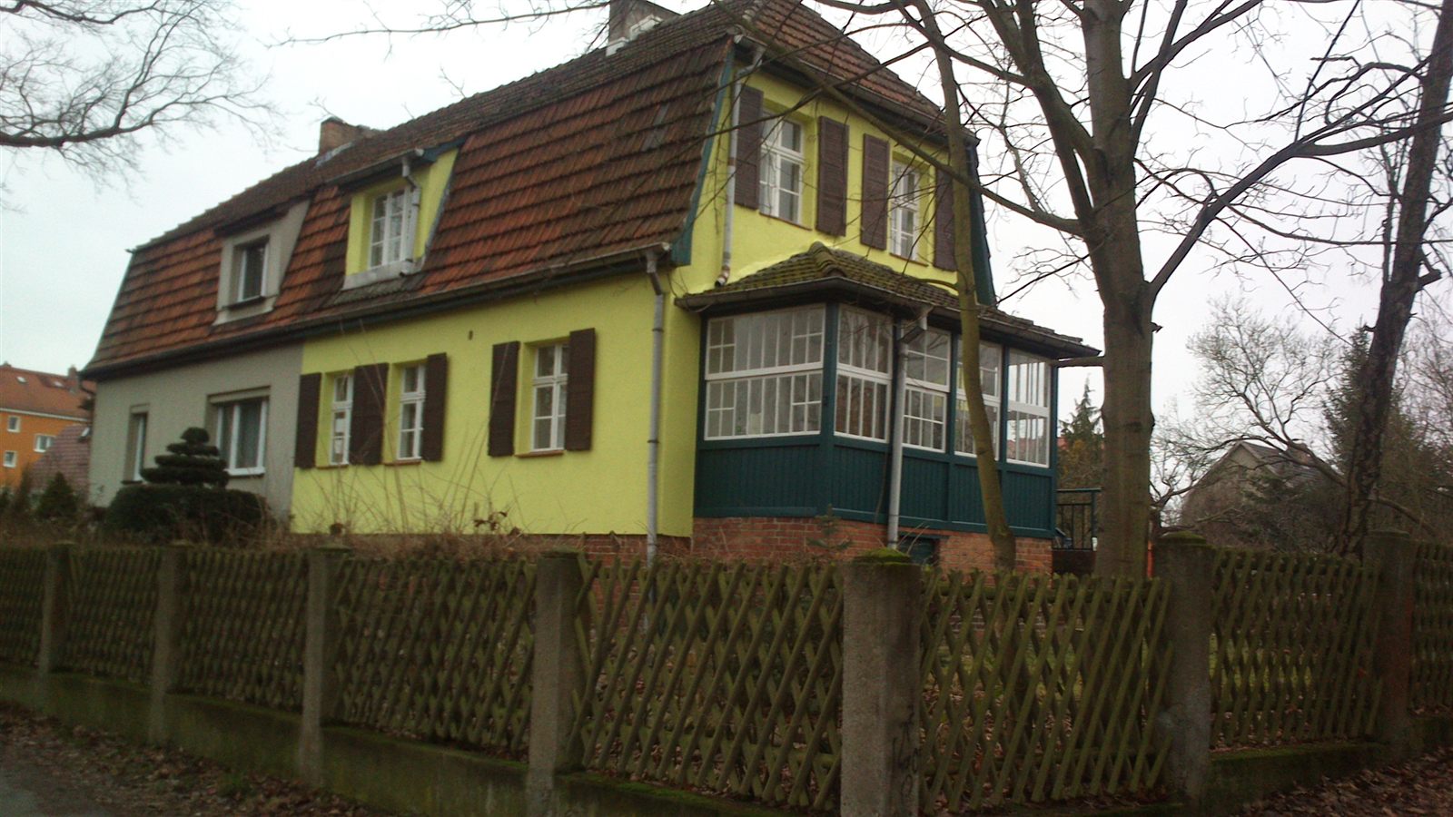 Straßenansicht der Doppelhaushälfte